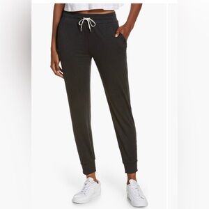 Vuori performance Women's Black Jogger Pants